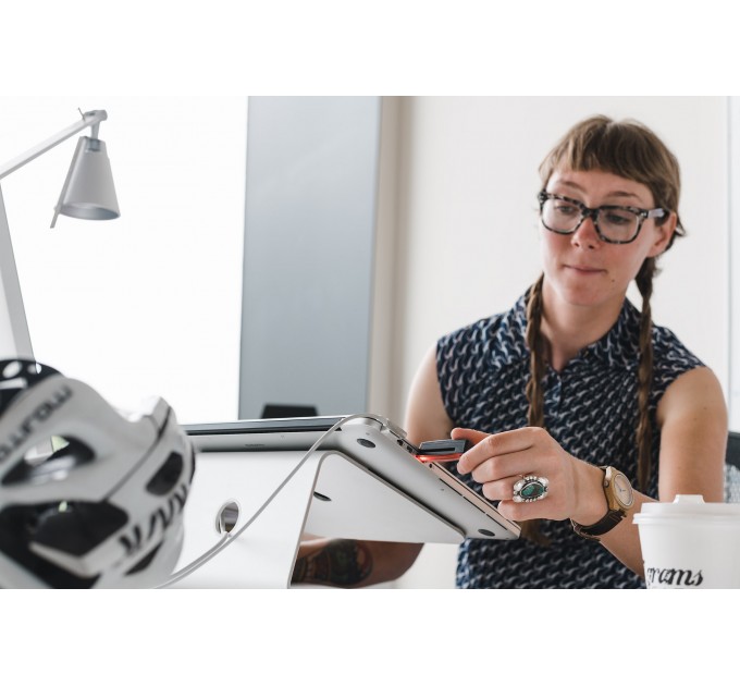 Мигалка задняя Knog Plus Rear 20 Lumens, полупрозрачная